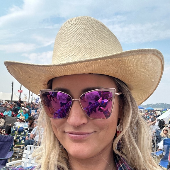 Meet your Posher, Beth - Picture 2 of 2